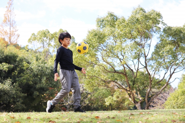 ボール遊びを楽しむ男児