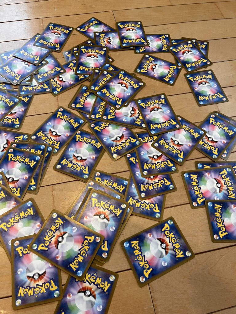 床に散らかったポケカ