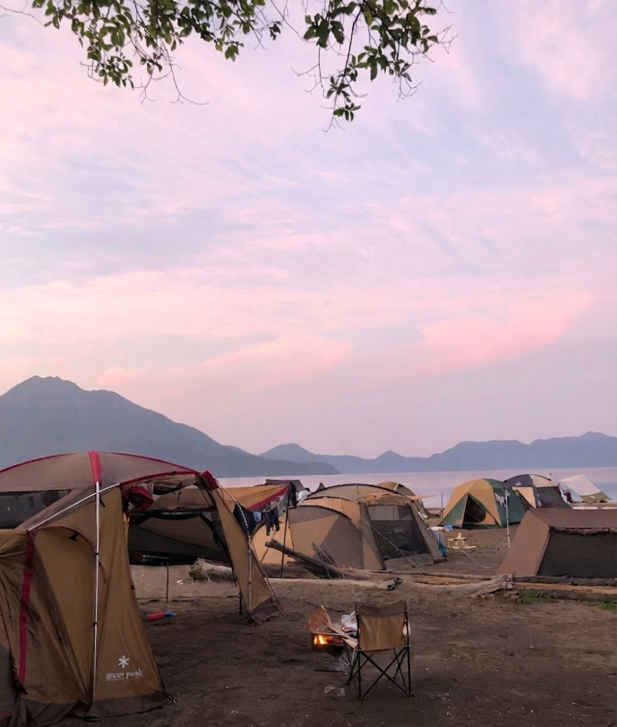 ピンク空
夕暮れのキャンプの様子