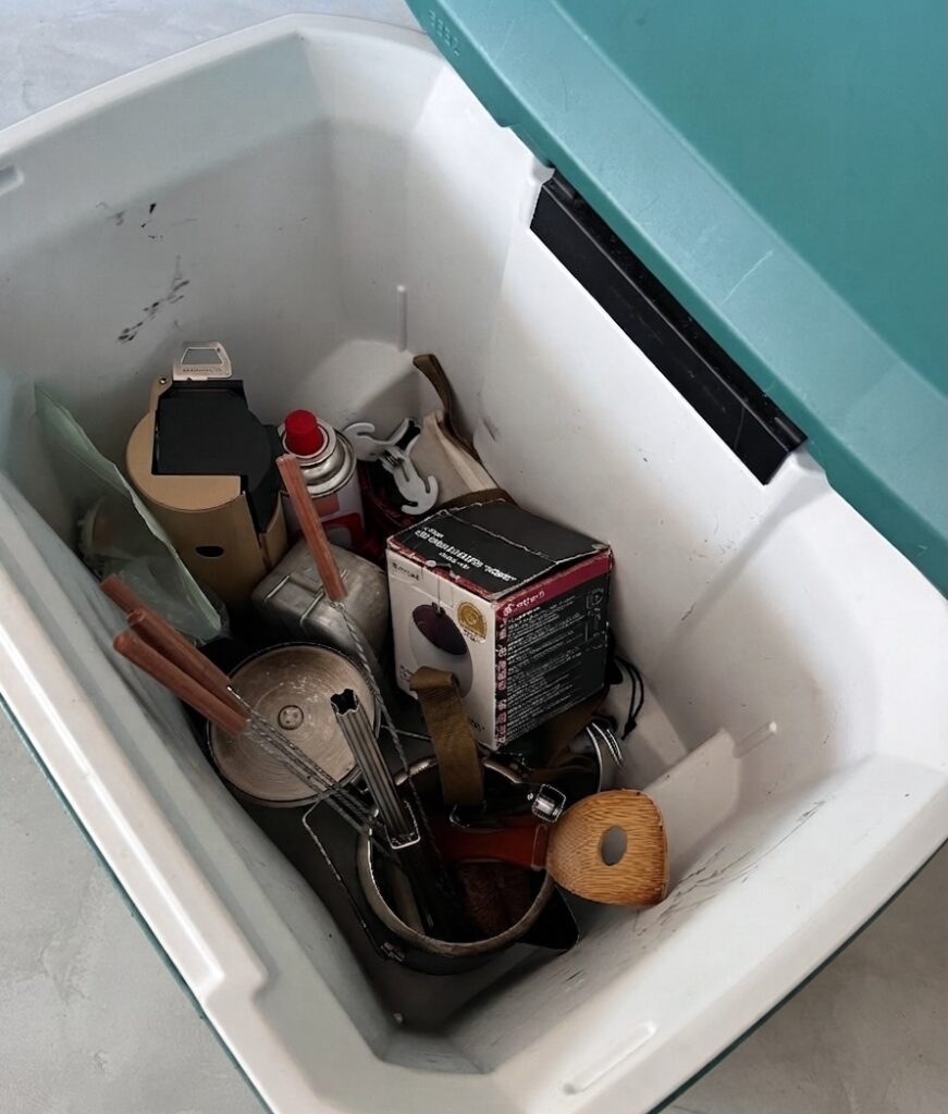 キャンプ用品を入れて収納ボックスとして使用するコールマンのクーラーボックスの画像