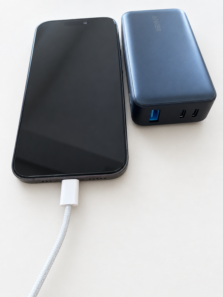 3つの口が嬉しいAnker 533とスマホの画像