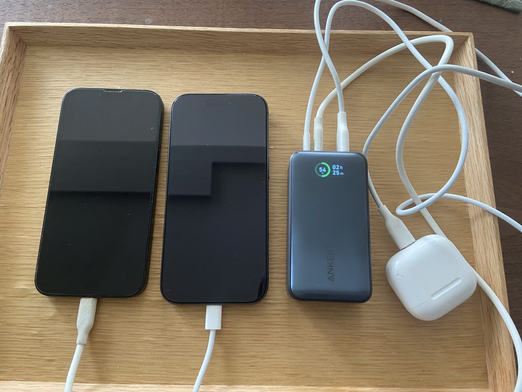 2台のスマホとエアポッツを一度に充電するAnker 533の画像